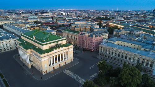Фотография Санкт-Петербурга утром предоставляет облик архитектурной красоты города, акцентируя внимание на театральном здании. Светлое утро подчеркивает детали зданий, придавая им особое величие. Это изображение позволяет насладиться уникальной атмосферой летнего утра в столице культуры России. Фотография Санкт Петербурга с дрона.